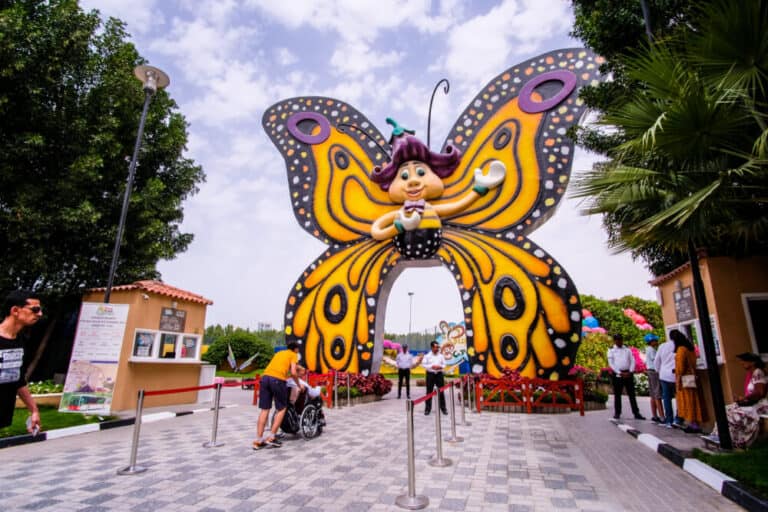 כניסה לגן הפרפרים של דובאי מונגש - כפי שתוכלו לראות נכה בכיסא גלגלים נכנס.